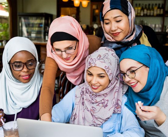 islamic-women-friends-working-together-R932DAS.jpg islamic-women-friends-working-together-R932DAS.jpg